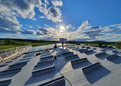 Solcellstak på en fabrik som tillverkar rakelblad för tryckindustrin
