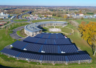 Un établissement bancaire régional dote son parking d’ombrières photovoltaïques