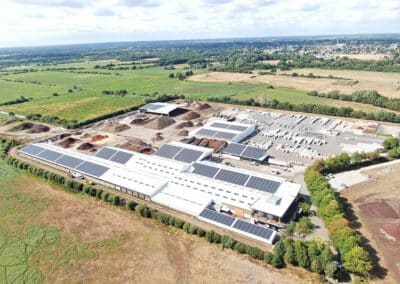 Nos fixations photovoltaïques sur les bâtiments d’une usine de fabrication de substrats de culture