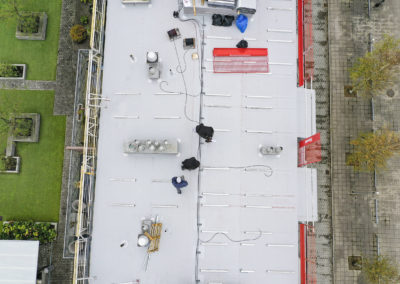 Våra solcellsfästen på taket av ett bostadshus