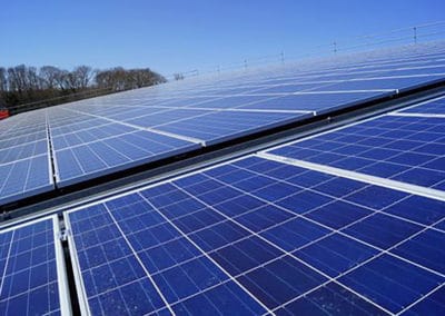 Pose de panneaux photovoltaïques sur une stabulation suisse