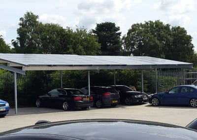 Ombrière photovoltaïque pour un siège social en Angleterre